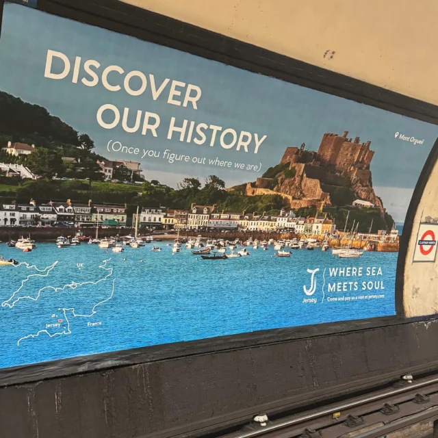 Mind the Gap!❤️ Loving the fact we are quite so central (literally!) in @visitjerseyci ‘s PR campaign. Where sea meet’s soul- you can say that again! Can’t miss us on the London Underground @transportforlondon ! In terms of location- well that’s even better- just a 30-minute hop from the big smoke @easyjet @british_airways!🌊🏰🛩️
.
.
.
.
.
#visitjersey #channelislands #theislandbreak #escapelondon #escape #weekendaway #whereseameetssoul #roomwithaview 📸 photo taken by a Moorings fan on the #northernline