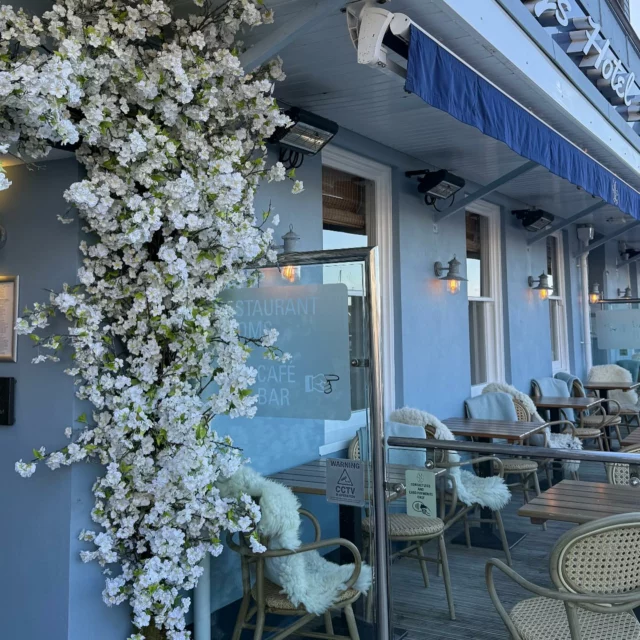 Just love how we have transitioned from Christmas and winter to full-blossom spring with our super talented friend @emmawalkerflowers ! As the weather has changed, so has the look and feel of @themooringsjersey. Light, bright and beautiful just like the week we have just had☀️
.
.
.
.
.
#restaurantinteriors #restaurantdecor #floralarch #welcome #hotelentrance