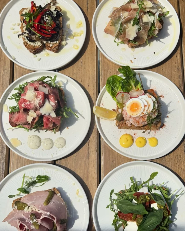 A few favourites are making a return for summer! Smørbrød (Scandinavian open sandwiches…) are back in all their beautiful glory⭐️ Even better than before on a beautiful pumpkin seed bread 🍞 Served between 12 and 5pm every day ⏰
.
.
.
.
.
.
.
#smørbrød #scandinavianstyle #opensandwich #lunchdate